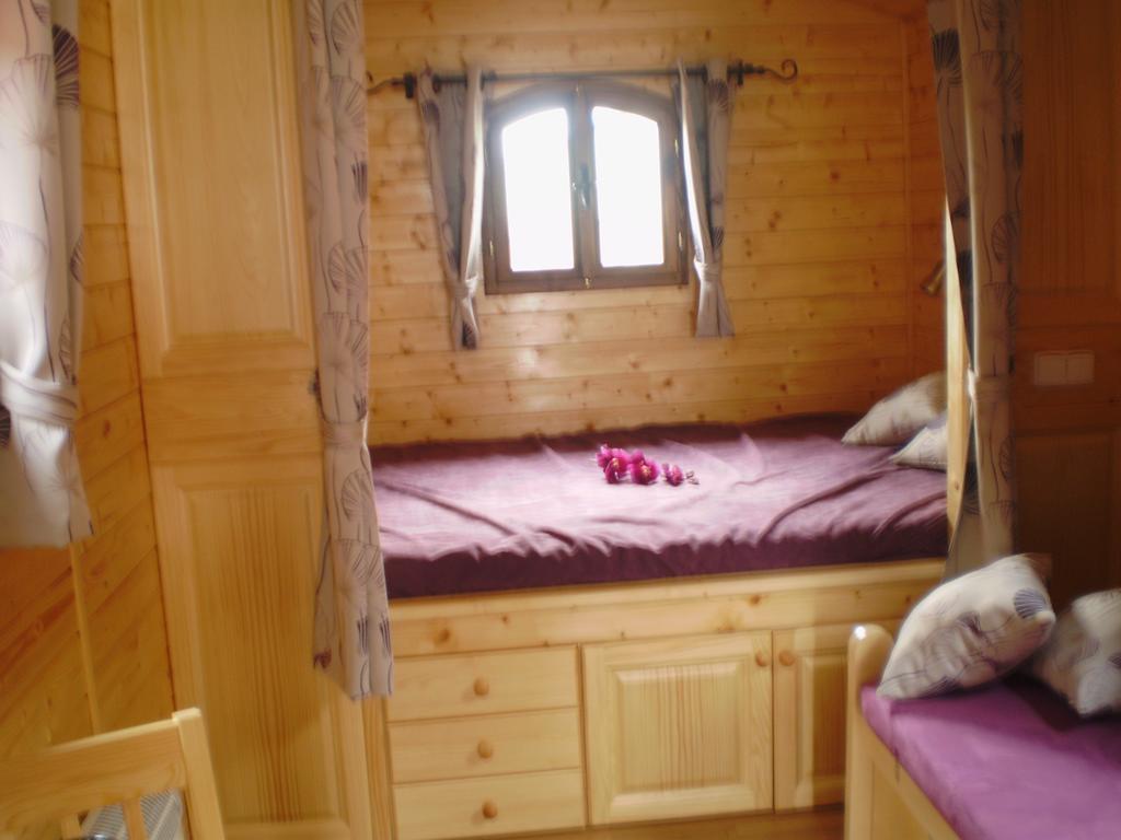 Les Roziers - Roulotte Bed and Breakfast Bagnac Exteriör bild